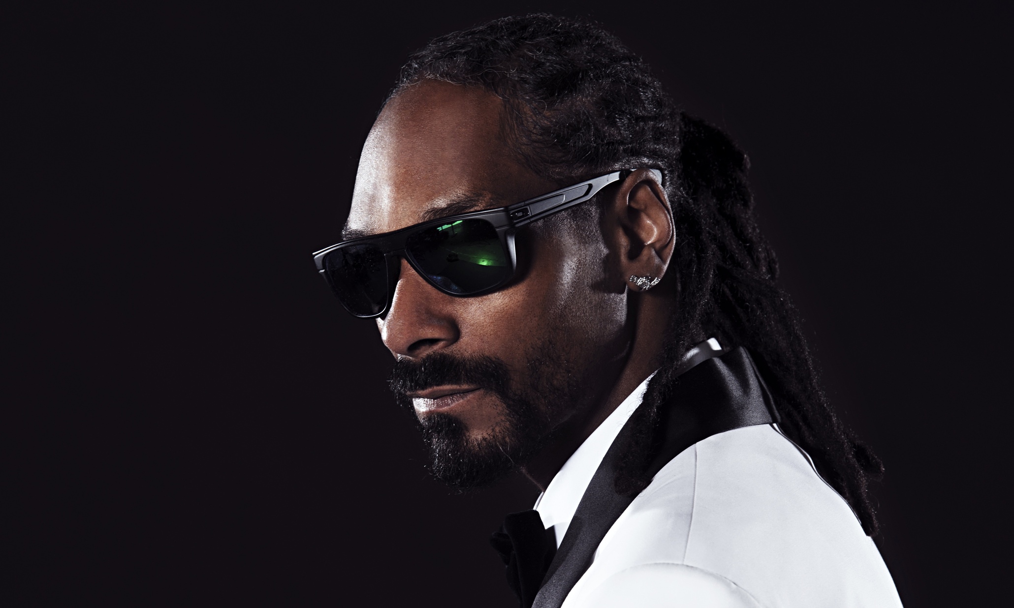 Snoop dogg's. Snoop Dogg. Рэпер снуп. Очки снуп дога. Снуп дог диджей.