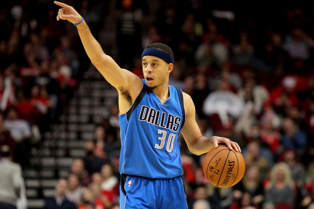 Dallas Mavericks guard Seth Curry (30) holds his arm as he leaves